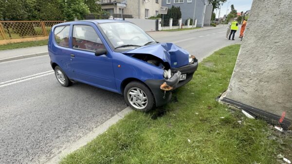 Opole: 83-latka wjechała fiatem Seicento w mur na ul. Niemodlińskiej w Opolu