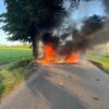 Groźny wypadek w Ciecierzynie. Samochód uderzył w drzewo i stanął w ogniu