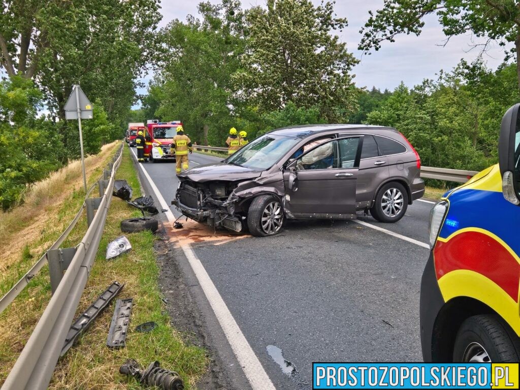 Poważny wypadek w Zawadzie na DK45 – dwie osoby trafiły do szpitala, droga zablokowana