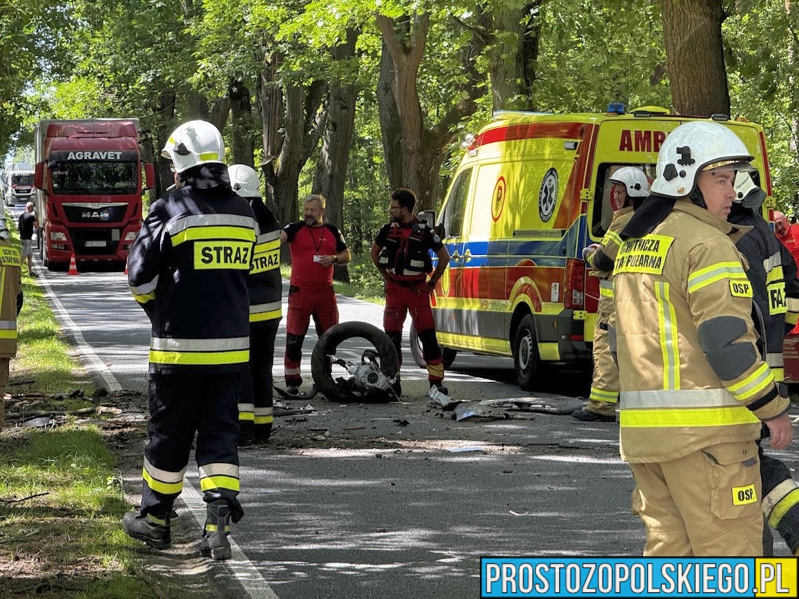 wypadek prószków, wypadek smolarnia, wypadek na dw414, rozbita toyota, rozbite auto na drzewie, poważny wypadek, smolarnia wypadek zderzenie auta z drzewem,