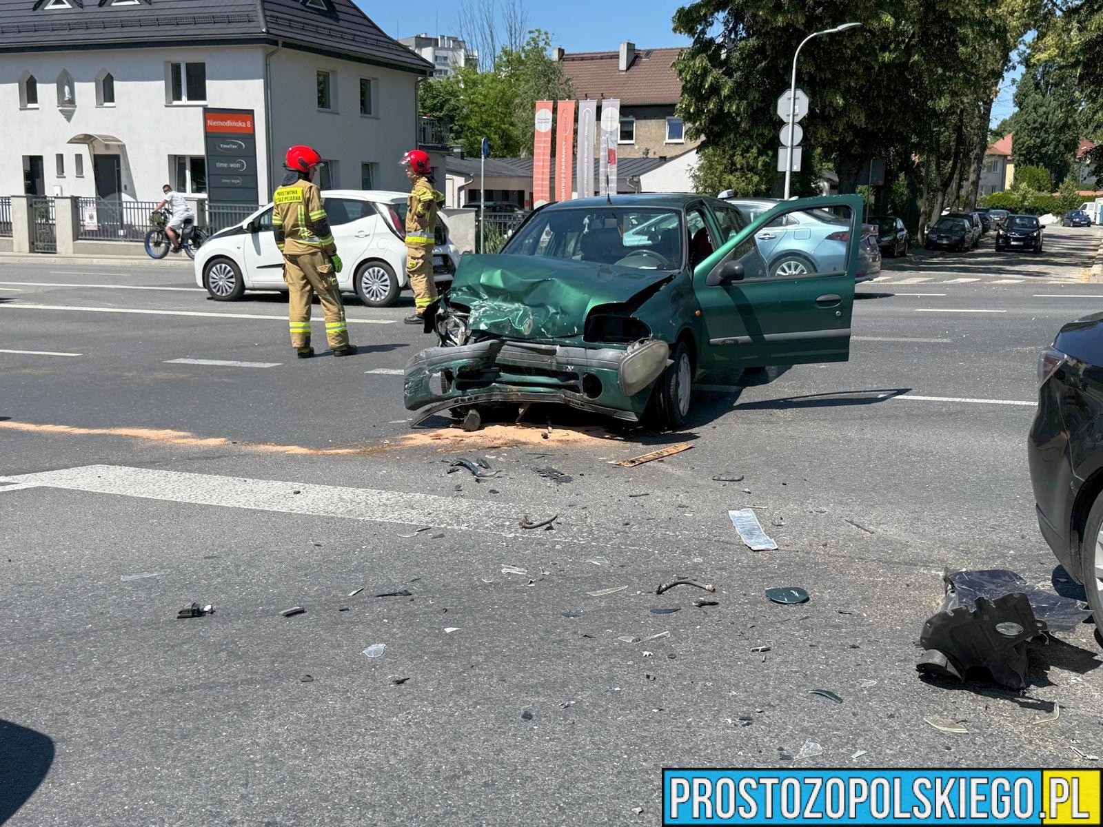 wypadek w opolu, wypadek na niemodlinskiej, wypadek na krapkowickiej, wypadek na zaodrzu, zderzenie 2 aut osobowych,