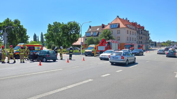 Zderzenie dwóch aut na skrzyżowaniu Niemodlińskiej i Krapkowickiej w Opolu. Jedna osoba trafiła do szpitala