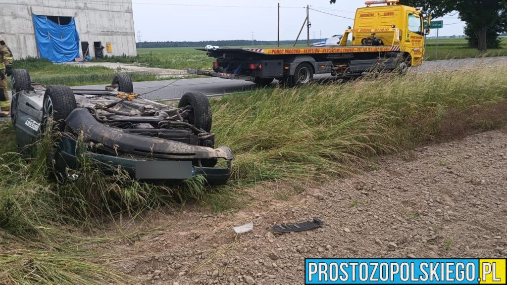 Dachowanie samochodu w miejscowość Ziemiełowice w powiecie namysłowskim. Dwie osoby ranne w tym 17-letni pasażer