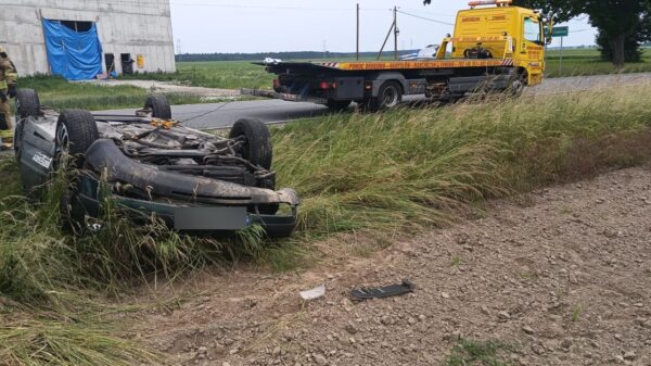 Dachowanie samochodu w miejscowość Ziemiełowice w powiecie namysłowskim. Dwie osoby ranne w tym 17-letni pasażer