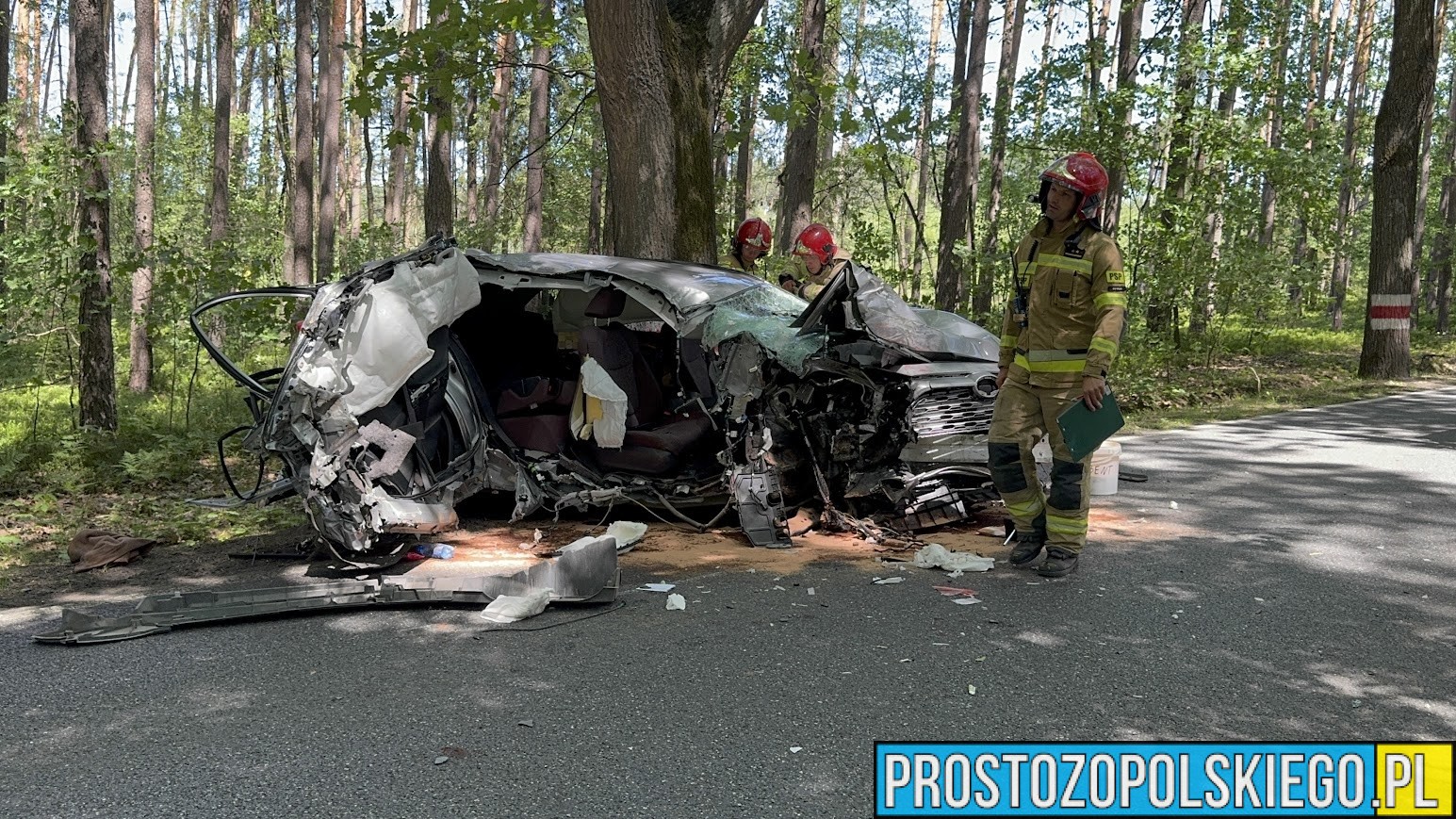 wypadek prószków, wypadek smolarnia, wypadek na dw414, rozbita toyota, rozbite auto na drzewie, poważny wypadek, smolarnia wypadek zderzenie auta z drzewem,