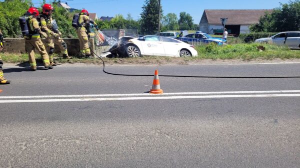 Wypadek na ul. Prószkowskiej w Opolu – auto uderzyło w przepust i stanęło w ogniu. Ranny kierowca i dziecko