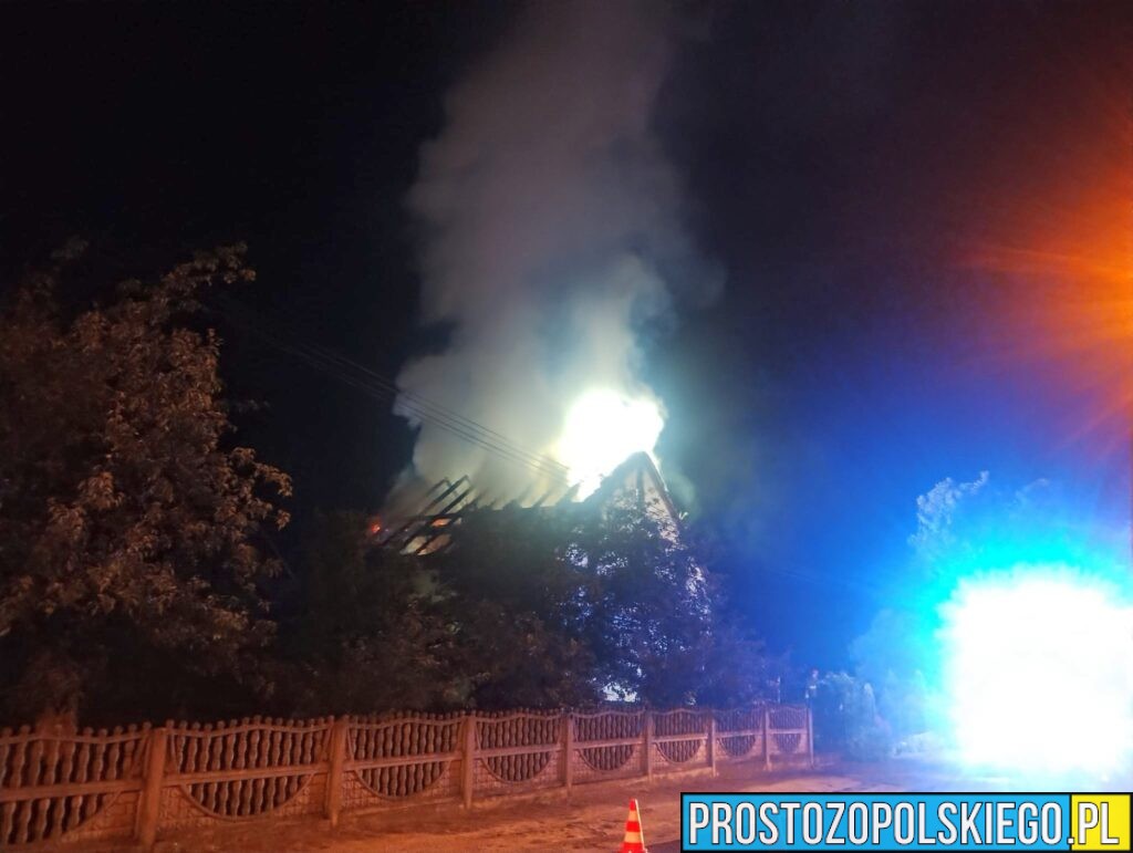 pożar poddasza, pożąr budynku, pożąr poddasza budynku, pożar budynku mieszkalnego,