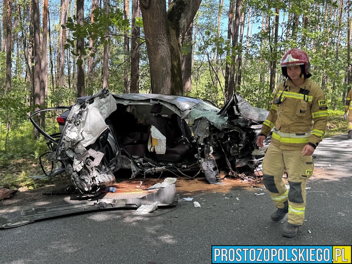 wypadek prószków, wypadek smolarnia, wypadek na dw414, rozbita toyota, rozbite auto na drzewie, poważny wypadek, smolarnia wypadek zderzenie auta z drzewem,