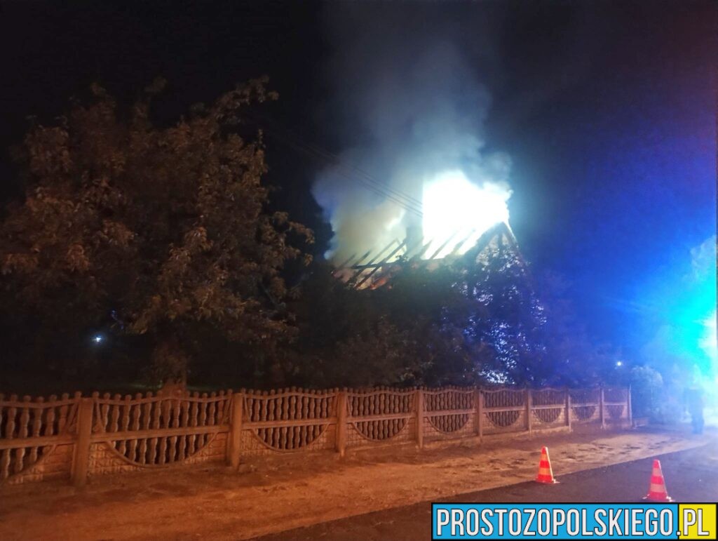 pożar poddasza, pożąr budynku, pożąr poddasza budynku, pożar budynku mieszkalnego,
