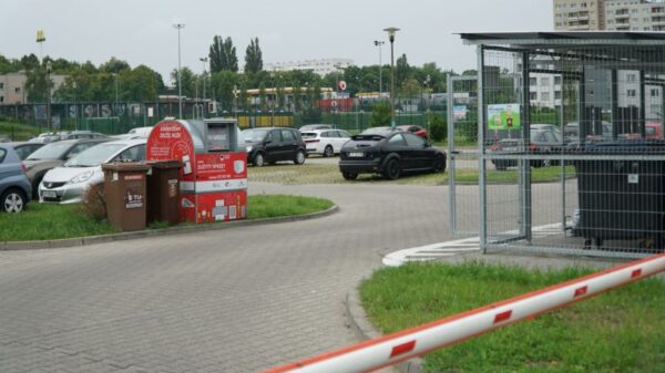 Kontrowersje wokół wiaty śmietnikowej na parkingu na ul. Chełmskiej