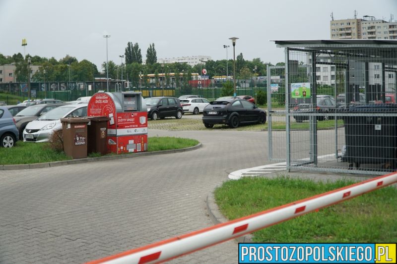 Kontrowersje wokół wiaty śmietnikowej na parkingu na ul. Chełmskiej