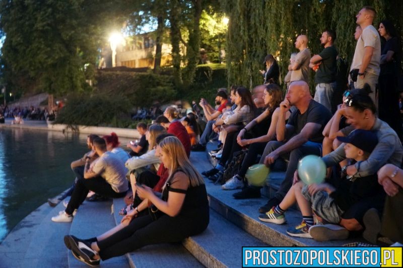 fontanna zamkowa, pokazy na fontannie, fontanna multimedialna, fontanna opole, pokazy światee na fontannie, pomysł na weekend,