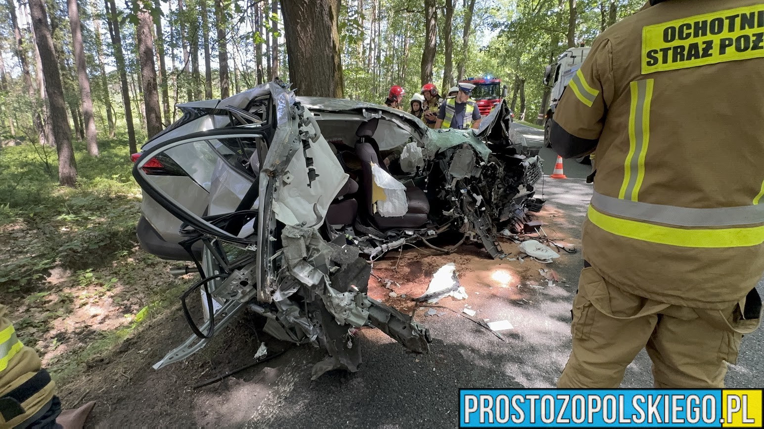 wypadek prószków, wypadek smolarnia, wypadek na dw414, rozbita toyota, rozbite auto na drzewie, poważny wypadek, smolarnia wypadek zderzenie auta z drzewem,