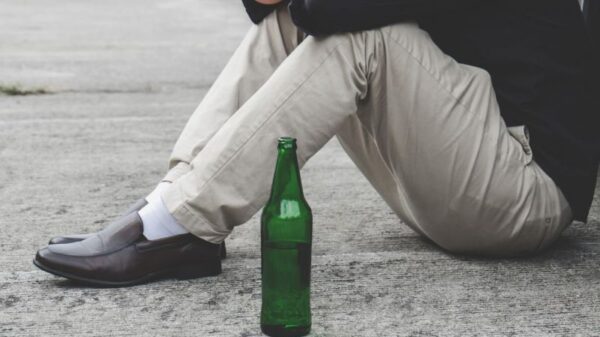 Pił alkohol "pod chmurką", gdy okazało się, że jest poszukiwany