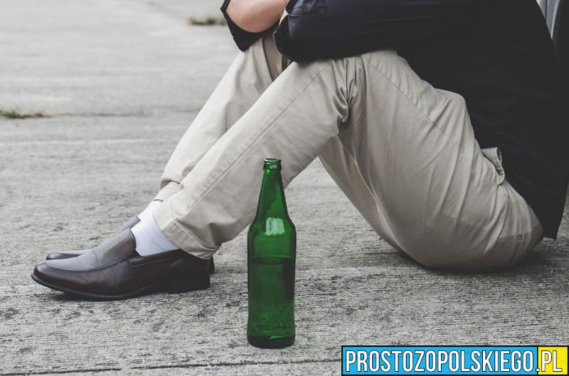 Pił alkohol "pod chmurką", gdy okazało się, że jest poszukiwany
