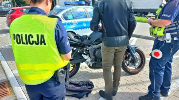 Motocyklista jechał 108 km/h w zabudowanym – stracił prawo jazdy, 3 tys. zł mandatu i 13 punktów karnych
