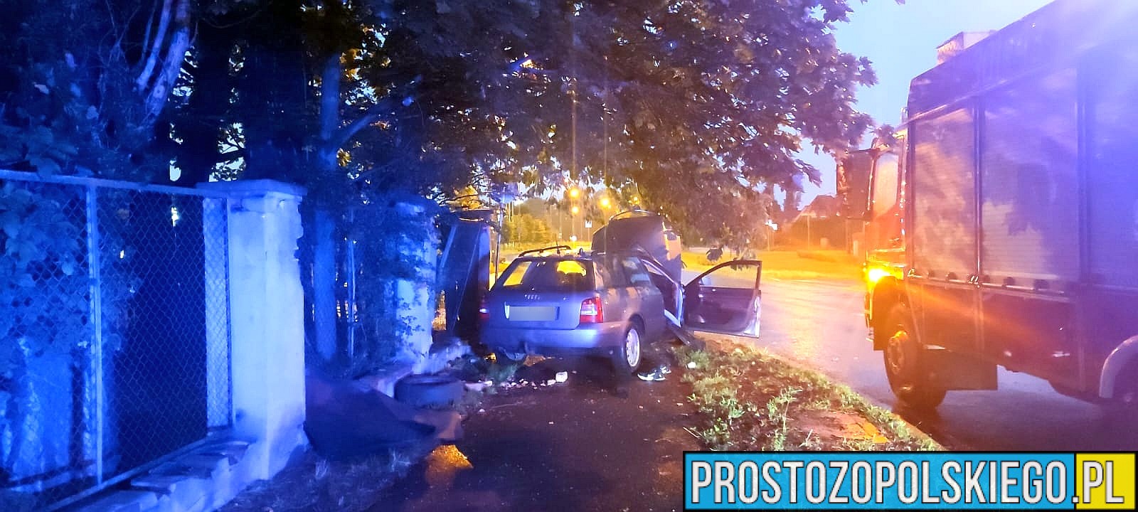 Opole. Samochód uderzył w znak i ogrodzenie. Kierująca oddaliła się z miejsca zdarzenia