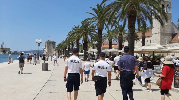 Polscy policjanci na wakacyjnych patrolach w Chorwacji i Bułgarii – bezpieczeństwo Polaków nad Adriatykiem i Morzem Czarnym