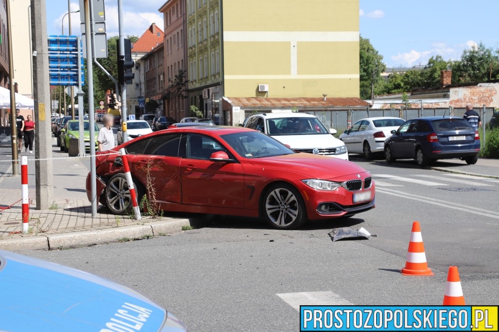 Wypadek na skrzyżowaniu Katowickiej i 1 Maja w Opolu. Jedna z uczestniczek to kobieta w ciąży