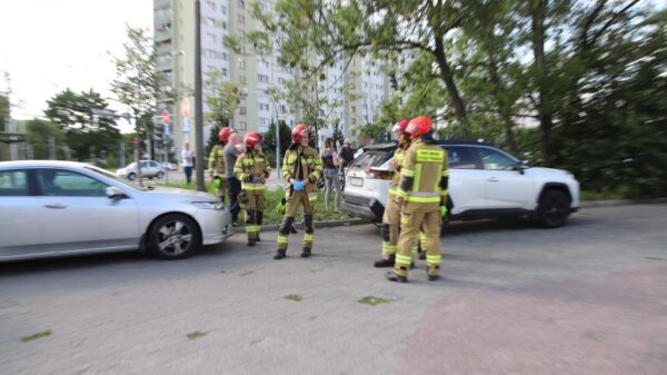 Wypadek trzech samochodów na skrzyżowaniu Niemodlińskiej i Prószkowskiej w Opolu. Jedna osoba została poszkodowana
