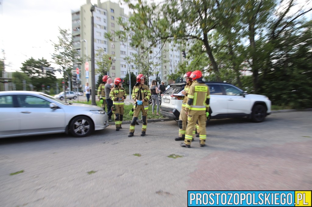 Wypadek trzech samochodów na skrzyżowaniu Niemodlińskiej i Prószkowskiej w Opolu. Jedna osoba została poszkodowana