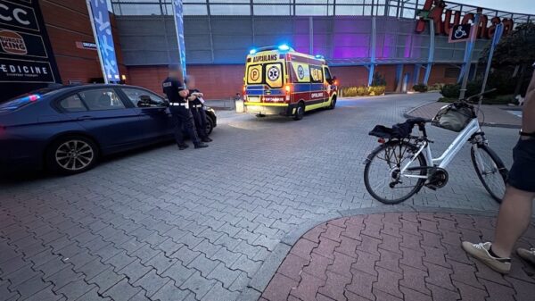 Opole: Wypadek na parkingu centrum handlowego „Karolinka” – 49-letnia rowerzystka trafiła do szpitala