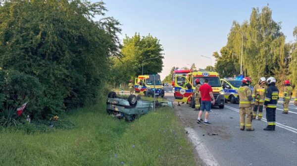 Groźny wypadek pod Malujowicami. Samochód dachował — jedna osoba trafiła do szpitala