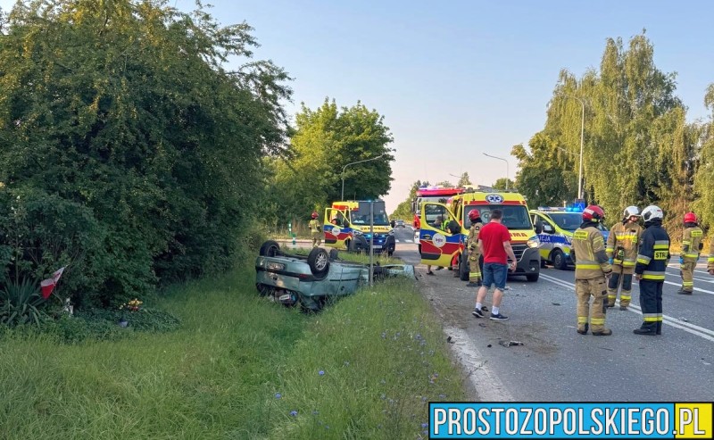 Groźny wypadek pod Malujowicami. Samochód dachował — jedna osoba trafiła do szpitala
