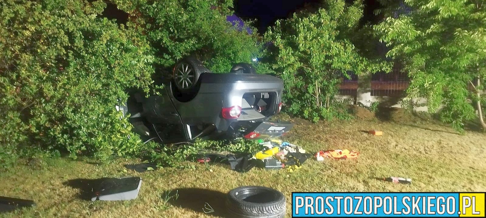 Dachowanie w Szczedrzyku. Pijany kierowca volkswagena spowodował wypadek – trzy osoby ranne