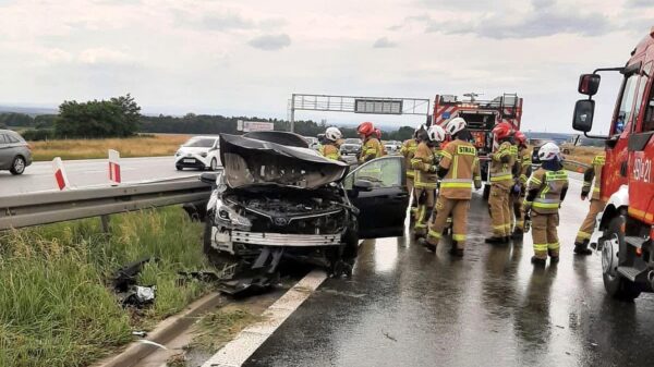 Zderzenie dwóch samochodów na A4 w powiecie strzeleckim. Sześć osób podróżowało autami, w tym dzieci