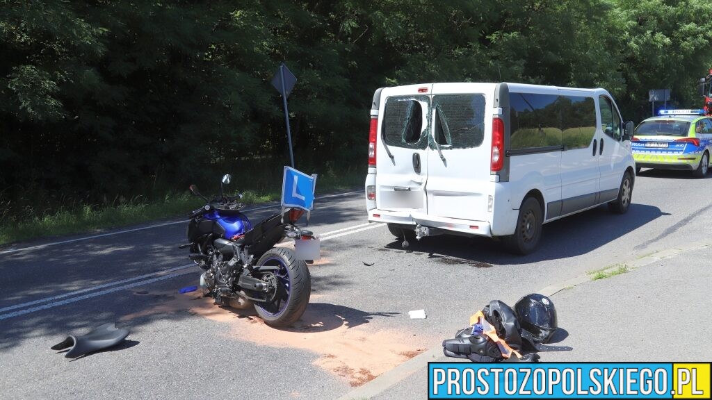 Wypadek 18-latki podczas nauki jazdy motocyklem. Uderzyła w busa na DW454 w miejscowości KUP