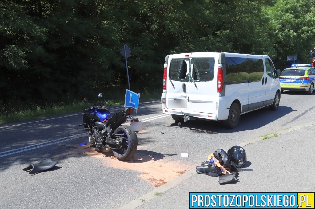 Wypadek 18-latki podczas nauki jazdy motocyklem. Uderzyła w busa na DW454 w miejscowości KUP