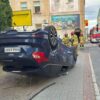 Groźny wypadek w centrum Olesna. Jedno z aut dachowało po zderzeniu