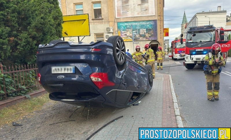 Groźny wypadek w centrum Olesna. Jedno z aut dachowało po zderzeniu