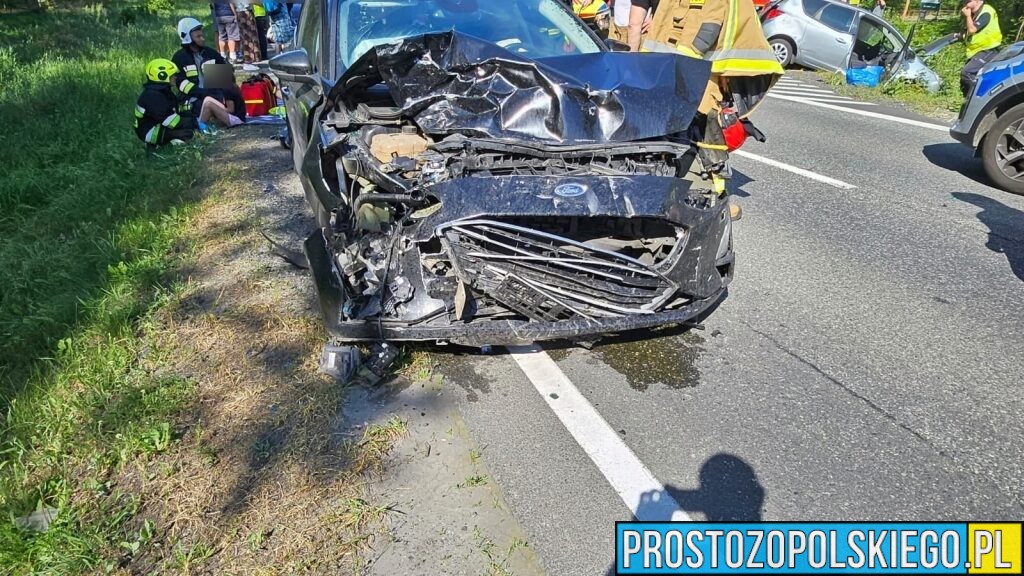 Wypadek na DK45 w Jełowej. Cztery osoby trafiły do szpitala