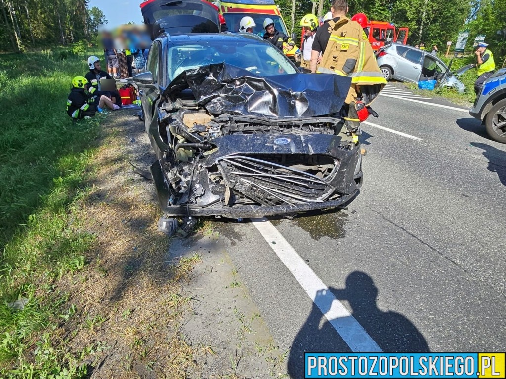 Wypadek na DK45 w Jełowej. Cztery osoby trafiły do szpitala