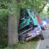 Ciężarówka wypadła z drogi i uderzyła w drzewo – Komprachcice/Szydłów