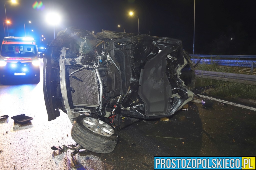 Wypadek na obwodnicy południowej Opola – BMW dachowało, auto rozerwane jak konserwa