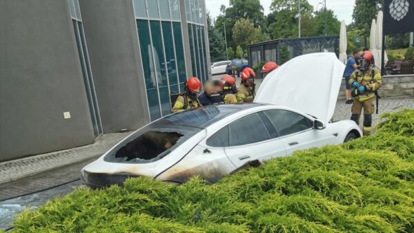 Pożar Tesli w Brzegu. Samochód spłonął na ul. Wrocławskiej – na szczęście nikt nie ucierpiał