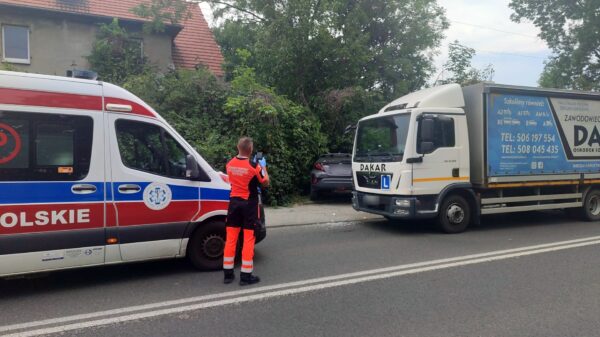 Wypadek w Opolu koło stacji paliw. Zderzenie pojazdu L i toyoty