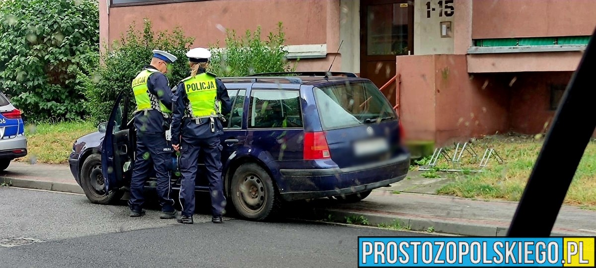 Strzelce Opolskie: 51-latka jechała mimo sądowego zakazu. Zatrzymał ją patrol drogówki dzięki czujności policjanta po służbie