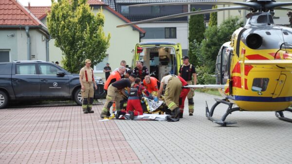 Ciężarówka przewróciła się w lesie. Ranny szedł 1,5 km — trafił do szpitala śmigłowcem LPR