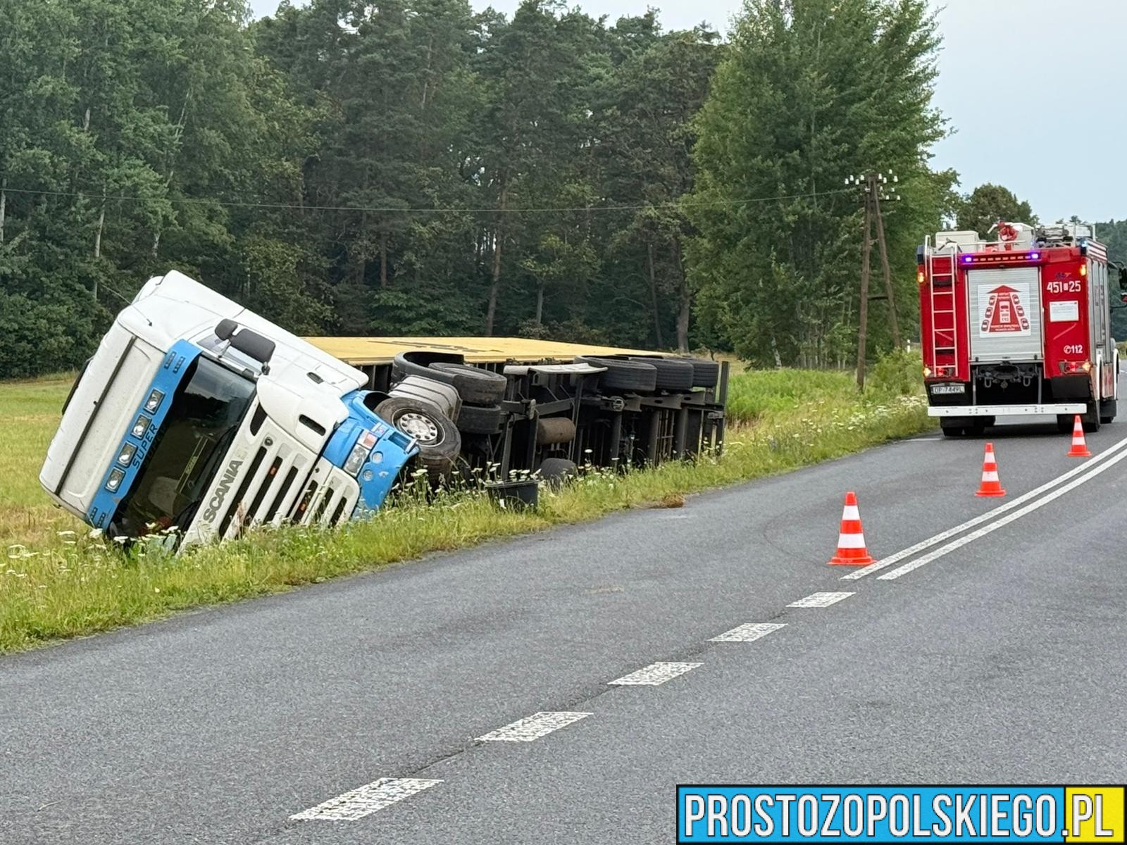 Wypadek ciężarówki w Krzywej Górze na DW454