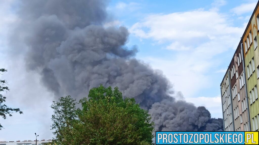 Ogromny pożar w Kędzierzynie-Koźlu. Płonie hala z elektroniką