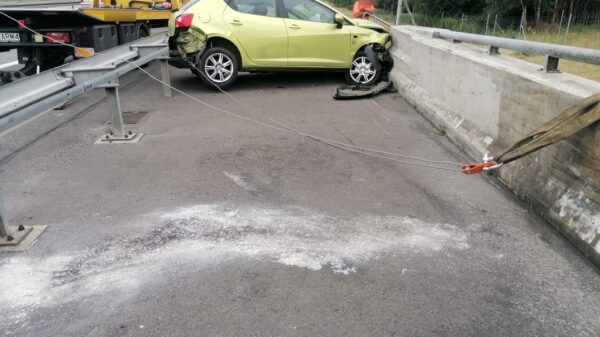 Wypadek na A4 pod Opolem. Seat Ibiza wjechał w przepust – dwie osoby poszkodowane