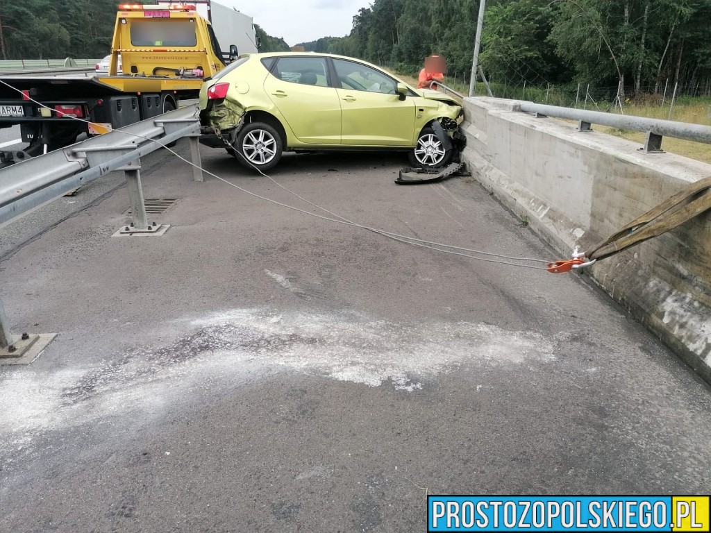 Wypadek na A4 pod Opolem. Seat Ibiza wjechał w przepust – dwie osoby poszkodowane