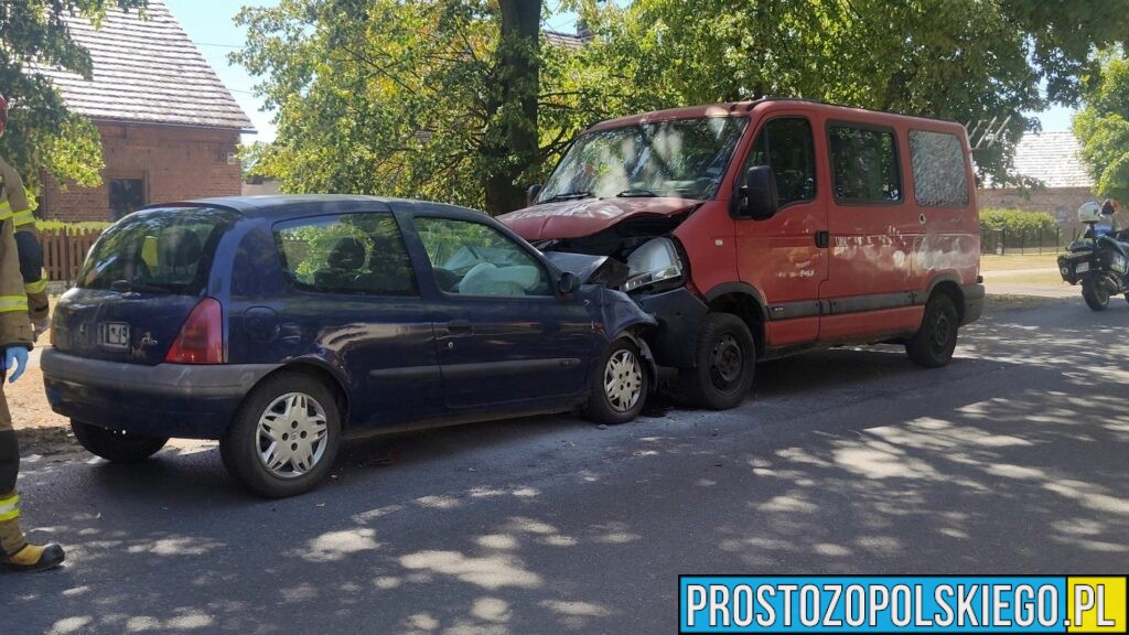 Czołowe zderzenie w Kraskowie. Kobieta zjechała na przeciwległy pas – interweniowały wszystkie służby