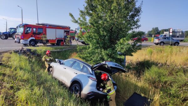 Wypadek drogowy w Ligocie Górnej – samochód uderzył w betonową latarnię