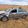 Wypadek na DK 45 w Straduni: Skoda dachowała w polu – kierowca miał dużo szczęścia