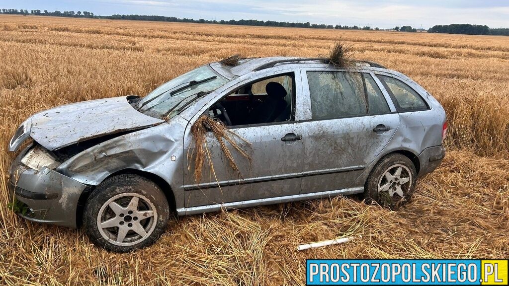 Wypadek na DK 45 w Straduni: Skoda dachowała w polu – kierowca miał dużo szczęścia